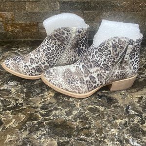 Very G Divine white leopard booties